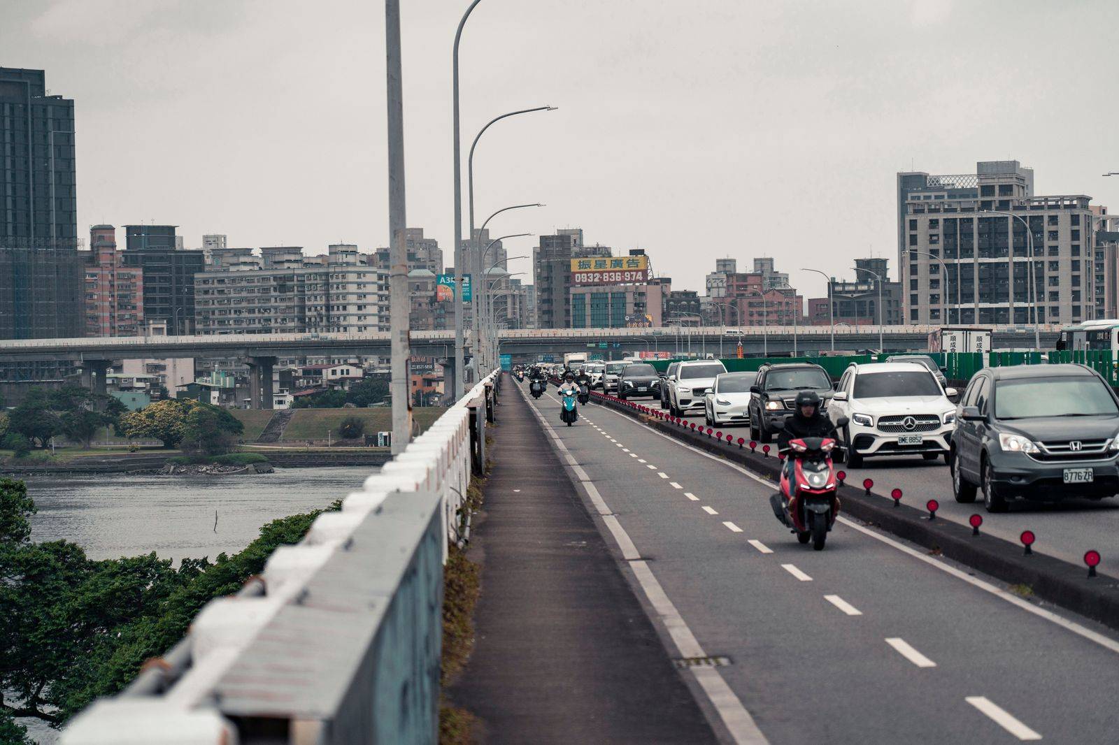 Cars queuing at an international bridge between Ontario and New York