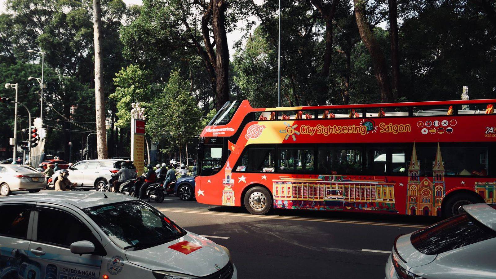 Hop-on hop-off vs private tour