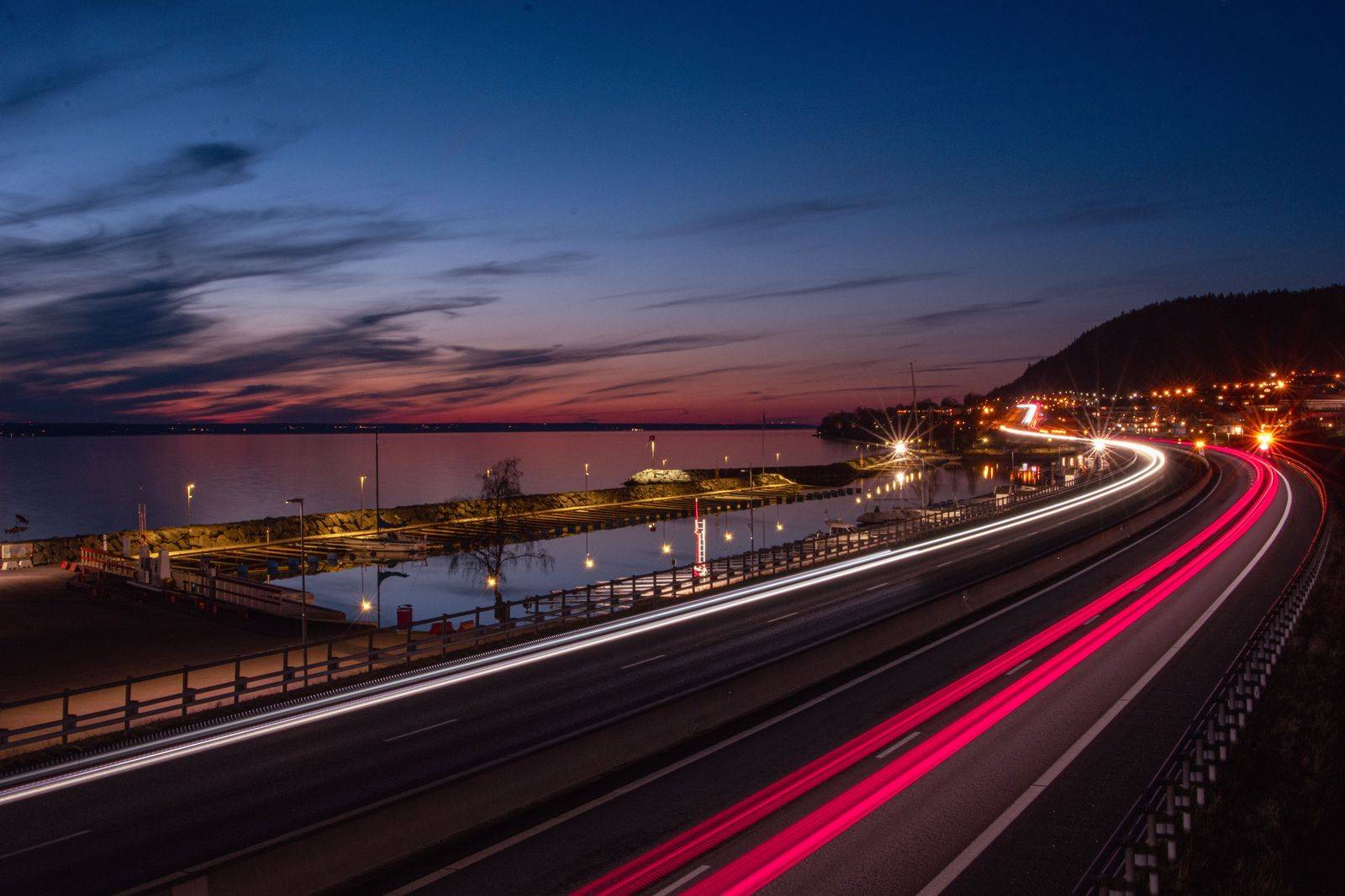 The QEW runs along Lake Ontario between Toronto and Niagara