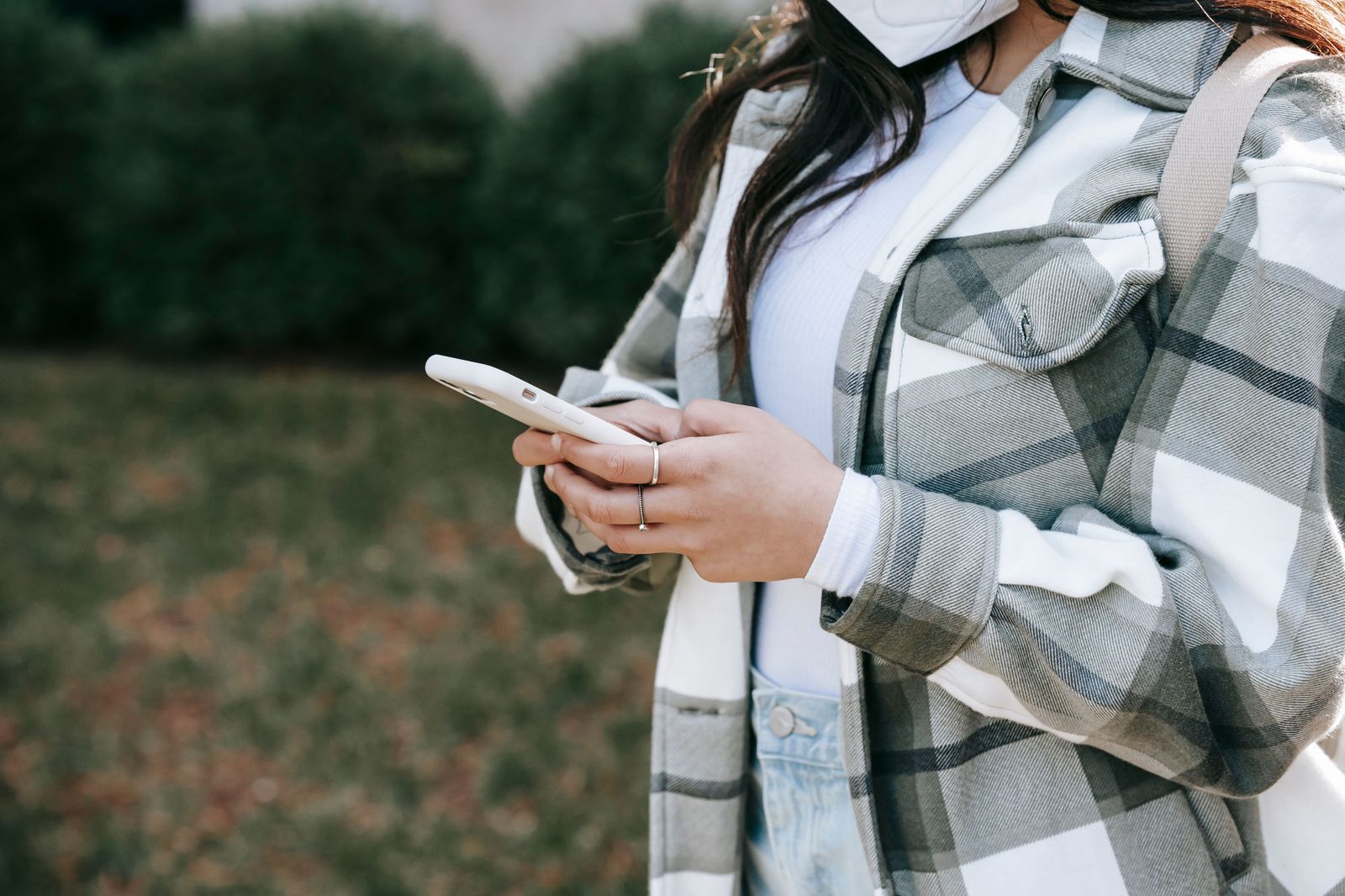 Traveller checking a phone calendar to plan an airport return trip