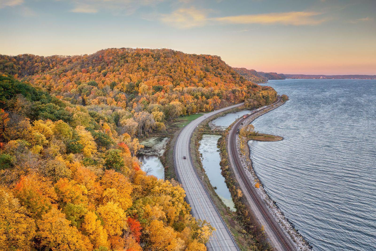 The highway running along Lake Ontario on the drive from Pearson towards Niagara