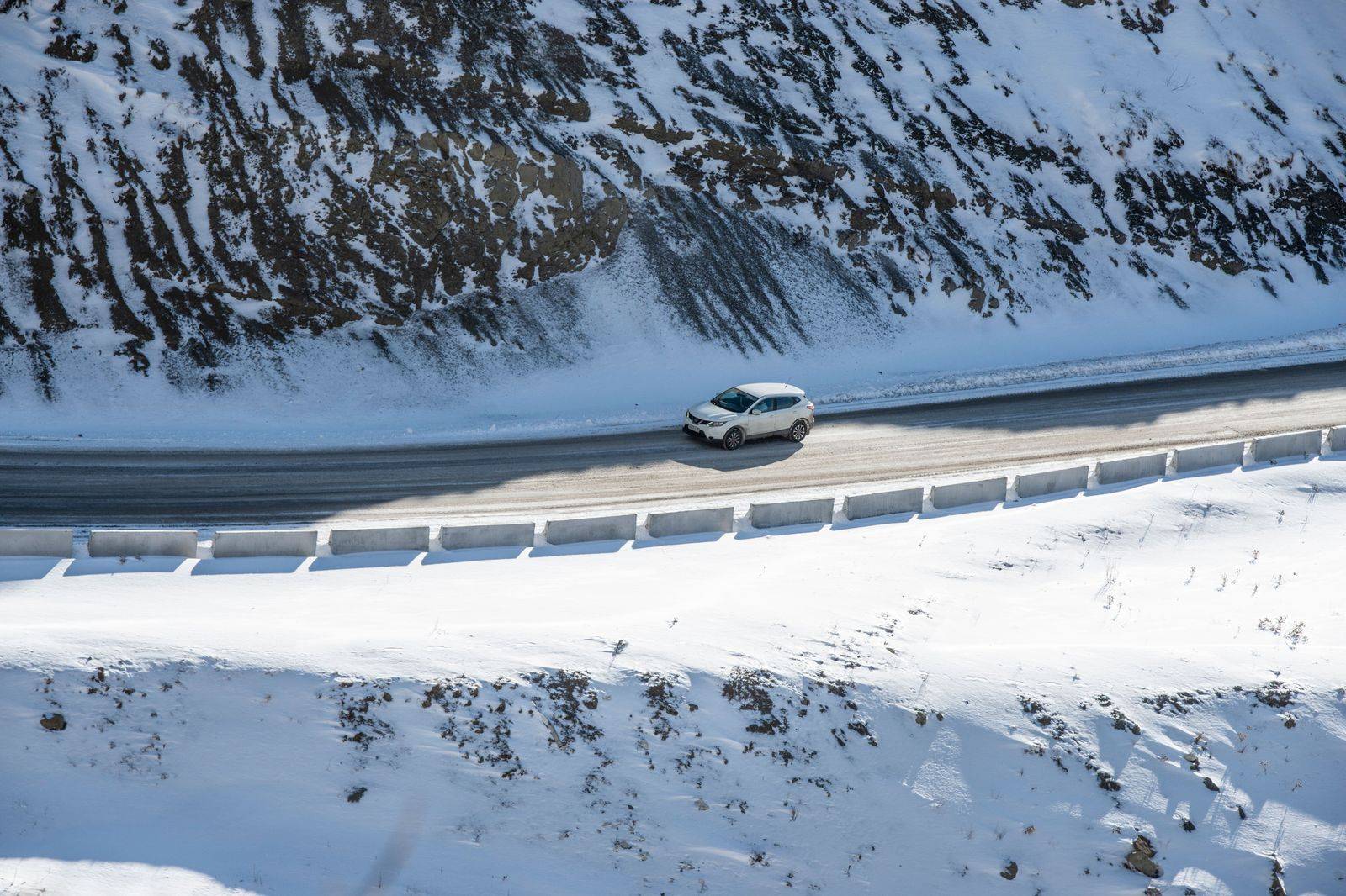 A black SUV on a snowy Highway 400, the usual winter car for Barrie airport runs