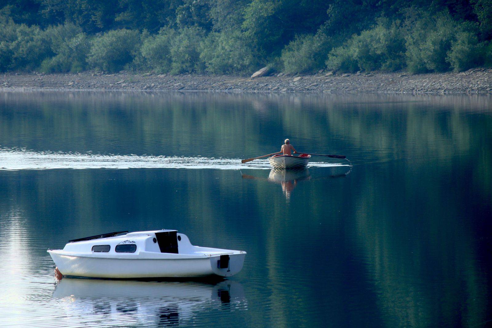 Rowing boats on calm water at dawn: St. Catharines is known for its regatta course and waterfront