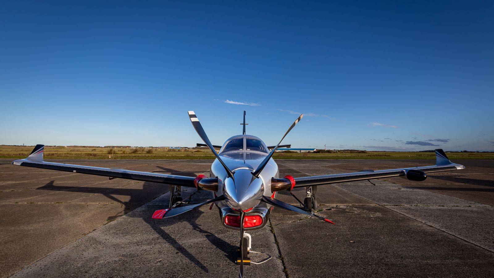 Oshawa Executive Airport (YOO)