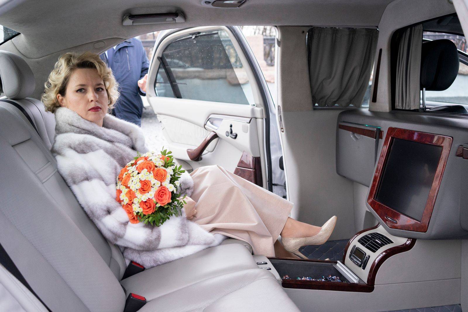 Stretch limousine (8-18)