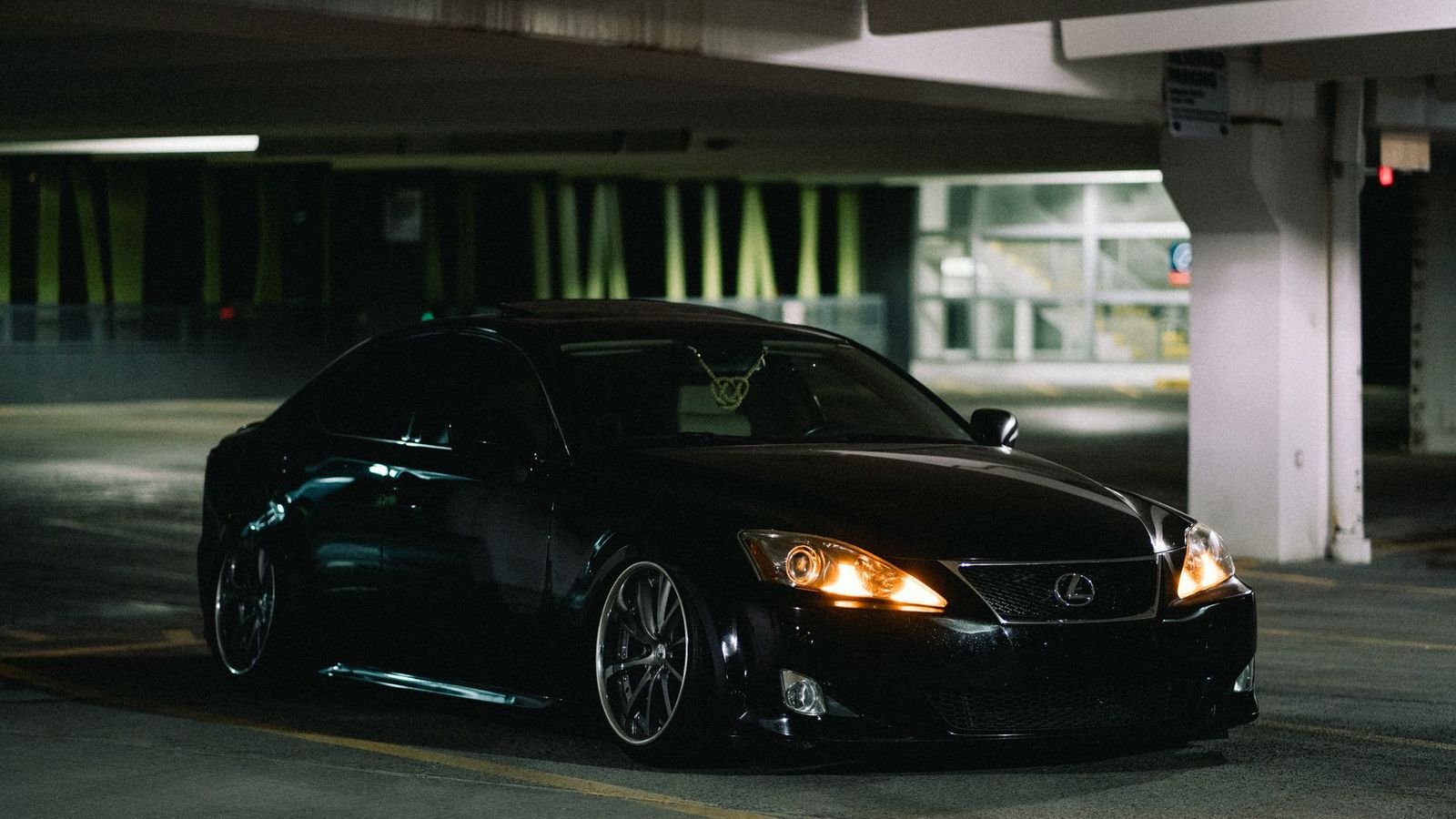 Black sedan service in Toronto: today's town car, always with a professional chauffeur