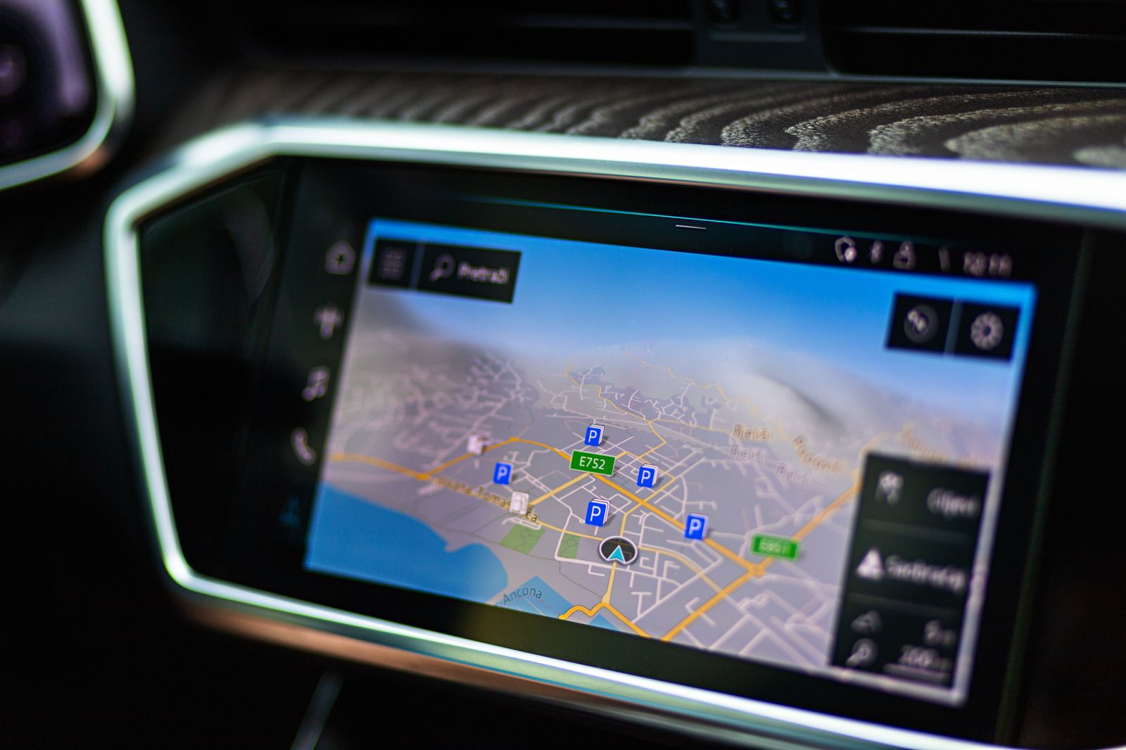 A phone showing live traffic and border information on a car dashboard before the QEW split