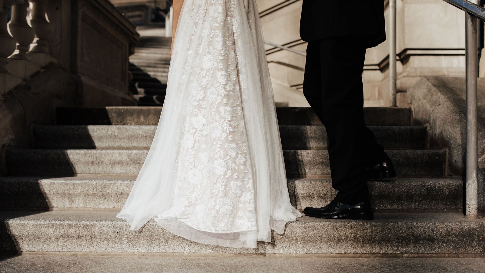 How to book a wedding limo