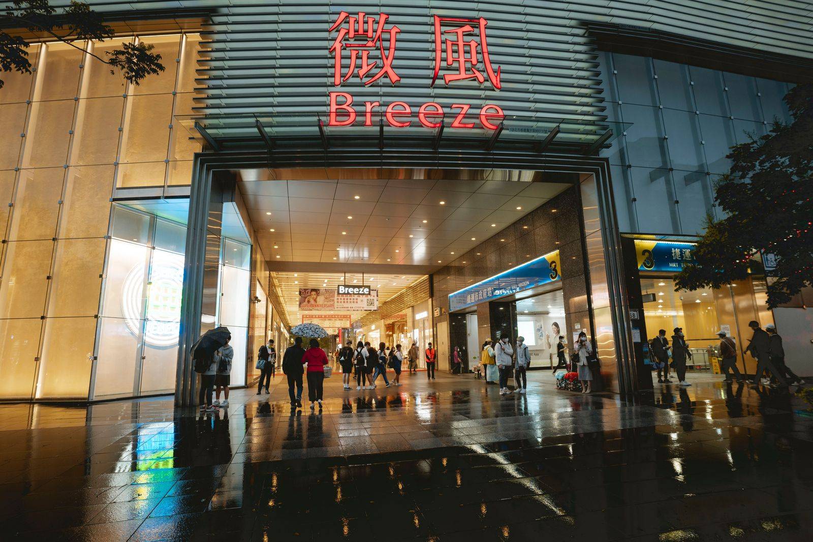The entrance to a busy shopping mall like Vaughan Mills, beside several Vaughan hotels